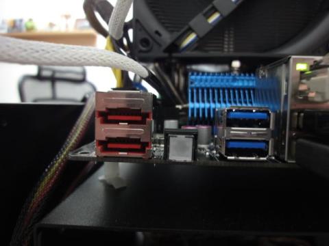 白いボタンがBIOSリカバリーボタン