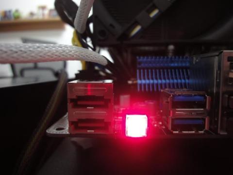 押すと赤く光る