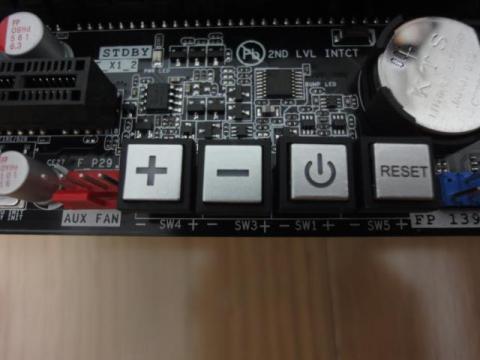 電源ボタンとリセットボタン