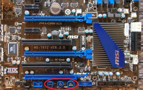 電源ボタン、リセットボタン、OC Genieボタン