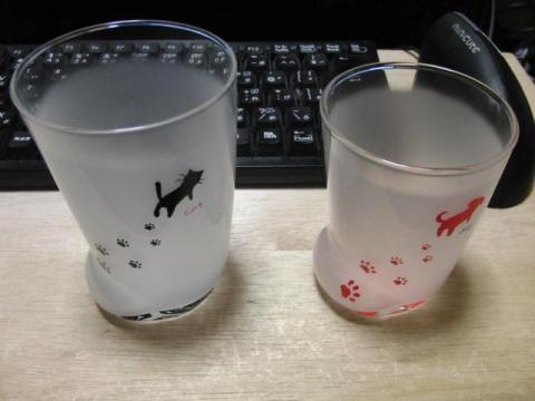 写真4:猫足、犬足の形したグラス