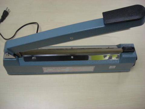 写真1:卓上シーラー(30cm幅)