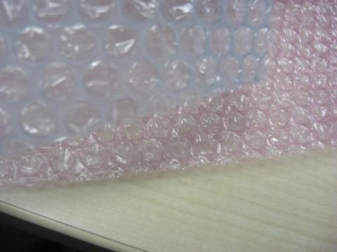 写真3:二枚のプチプチ(今回は説明用として2色を用意)