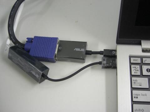 写真9:VGAアダプタとLANアダプタ(添付品)