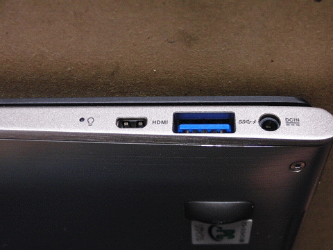 写真3:microHDMIコネクタカバー