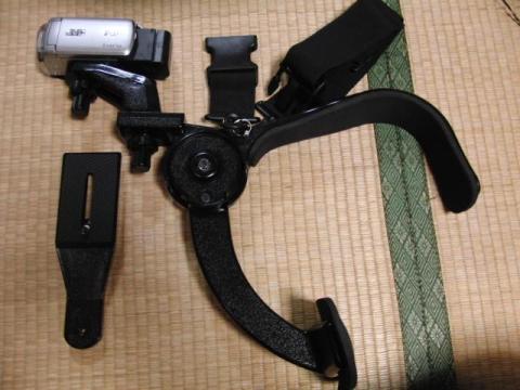 写真:肩に装着可能なカメラ台座