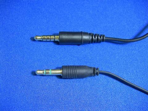上がこのヘッドホンのジャック・下が通常のジャック