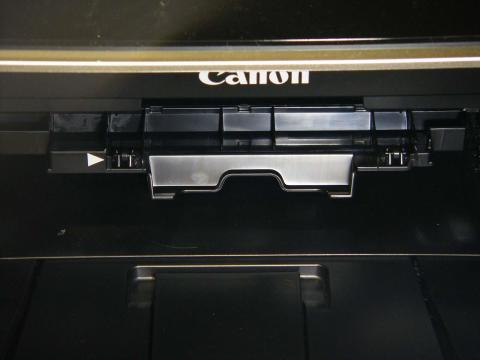 MG6130の挿入口。ライトを当てているので見やすくなっていますが、普段はもっと見づらいです。