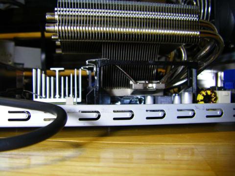 予想通りチップセットクーラーとの干渉はなし