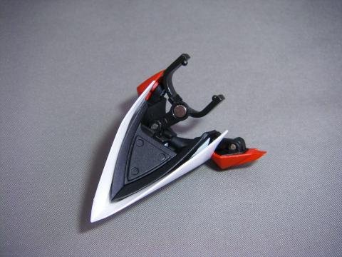 肩装甲はアームで位置調整をすることが可能。