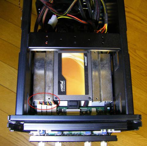 内側が当マウンタ、ファンケーブルはマウンタ内を通過