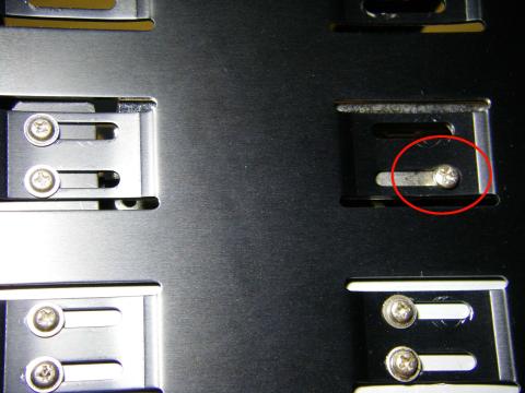 ネジ止めは後方のみ