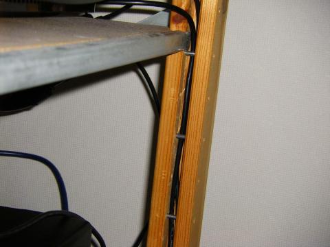 太めのケーブルでなければ2~3本通すことが可能