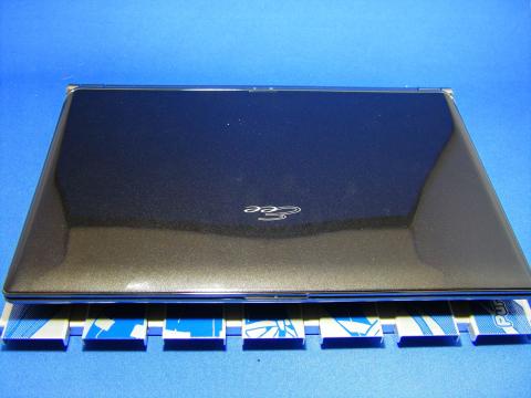 PCを乗っけると、残念ながら絵柄が隠れてしまいます