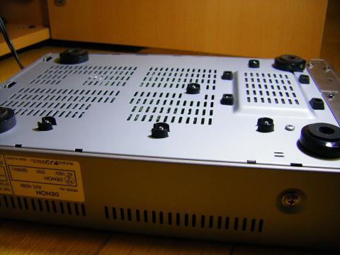 でも、アンプの底面は凹凸あり。