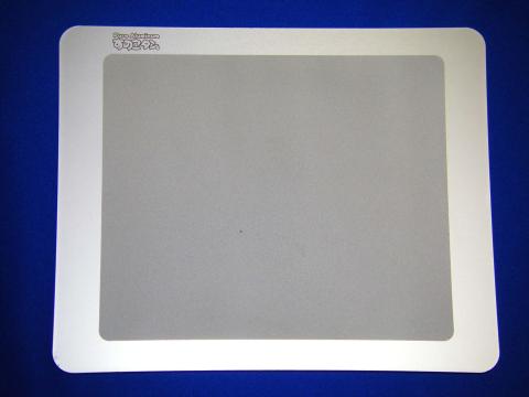 表はロゴ以外無地ですが・・・