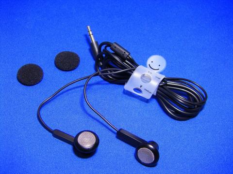 付属イヤホン。バンドがカワイイですね(笑)