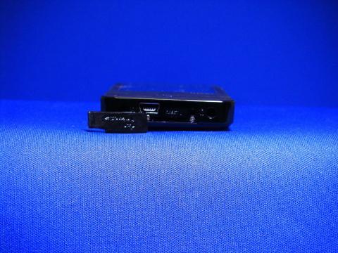 接続は本体下部のカバー下にあります