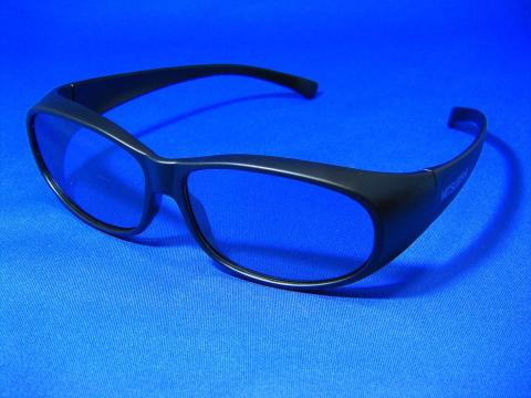 3Dメガネは電源がなく、23gと非常に軽いです