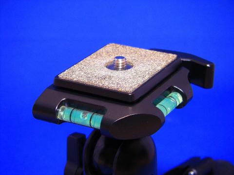 ベース部には2軸水準器を標準装備