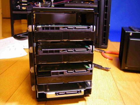 HDDゲージにはシリコングロメットを噛ませて設置するようになっており、振動に配慮されてます。