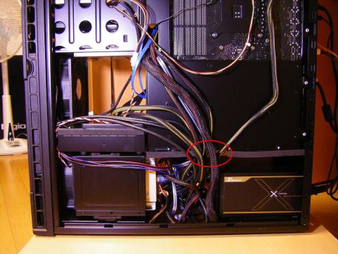 ○のところに太いケーブルを通すが必要あり、サイドパネルを付けるのが結構大変です(笑)