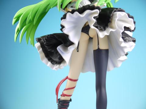 ストッキングが片方だけ下がって、ガーターベルトが・・・!