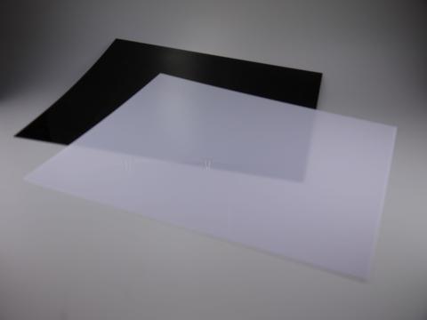 既に本体に付けたものとは別に、白と黒のディフューザーが2枚ずつ付属