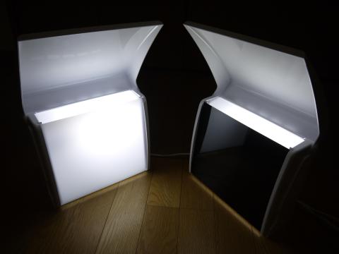 左が白、右が黒を装着状態