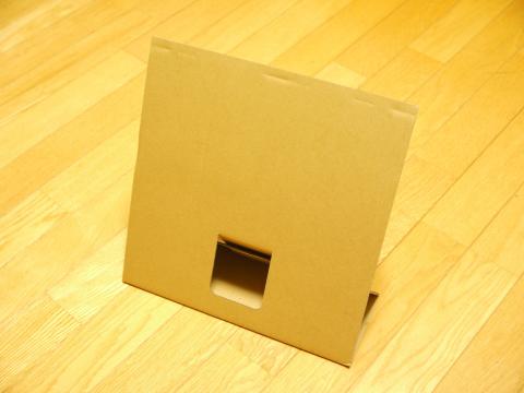 台座はなんとダンボール!