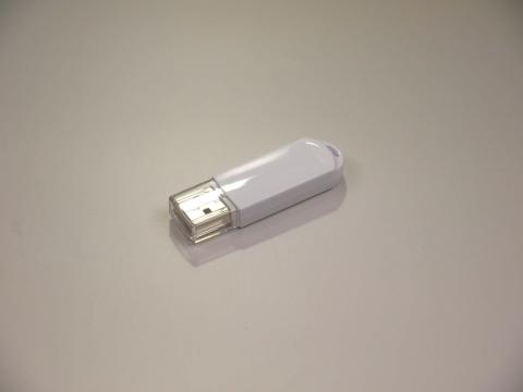 窓辺ななみのコンテンツが収録されたUSBメモリ