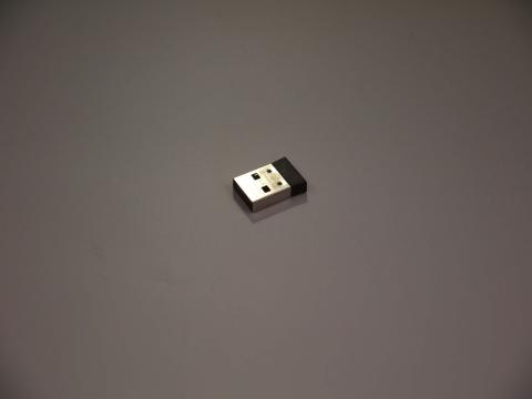 USBドングルは小型で出っ張りがほとんどなくて、良い感じ♪