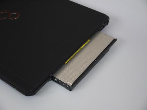 光学ドライブは着脱が可能。