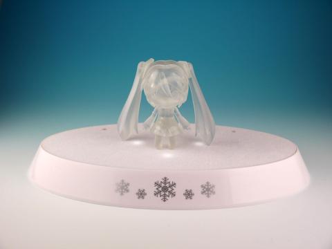 雪原を模したディスプレイスタンドと氷像っぽいフィギュアが付属