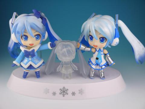 去年の雪ミクねんどろいどと並べてみた!