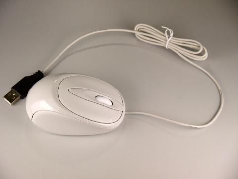 付属マウスはUSB有線タイプ。ケーブル長は約1.5m