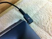 充電中のLEDは便利だが、はずしても緑色なのはNG