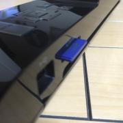 はみ出したSDカード