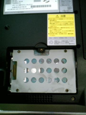 HDDと金属カバー