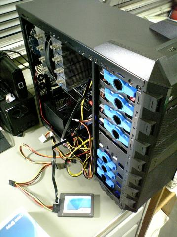 組み立てを一通り終えた様子