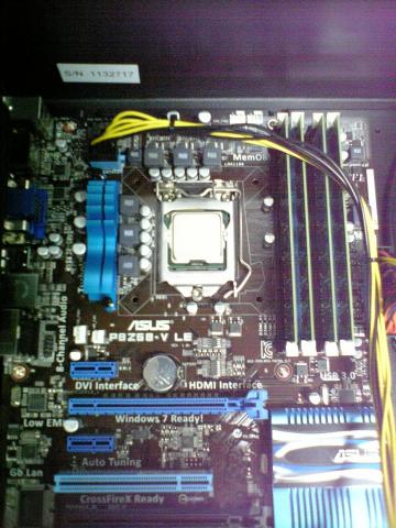 CPUとメモリをインストールしたところ。やや両者の距離が小さく感じる