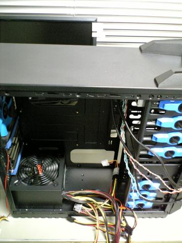 電源と光学ドライブのみ搭載。スペースは広い。