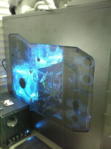 サイド。LEDが綺麗。