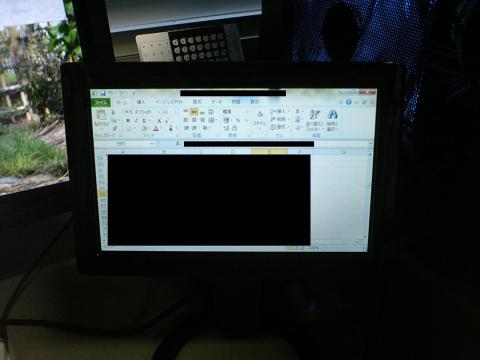 メインディスプレイで解析しながら、サブディスプレイでエクセルデータを参照。データは隠す必要があるようなものでもないが、一応マスク。