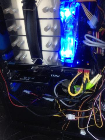 装着していざ起動、6pin×2で動作する