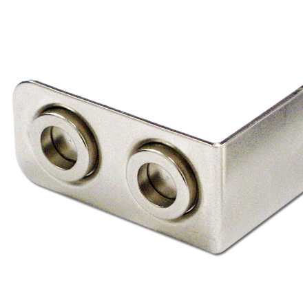 マグネットでケースに張り付きます。なかなか強い磁力です。