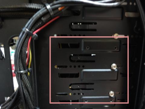 サイドパネルを外して5インチベイのサイドにSSDをつけれます