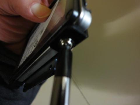 サイドを4ヶ所ミリネジで固定