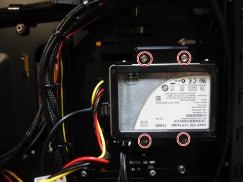 ケースにSSDの載ったマウンタを4ヶ所ミリネジで固定