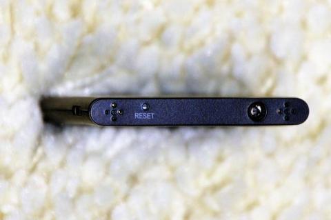 両側に内蔵マイクの穴が見えます。リセットボタンらしき物も見えます。